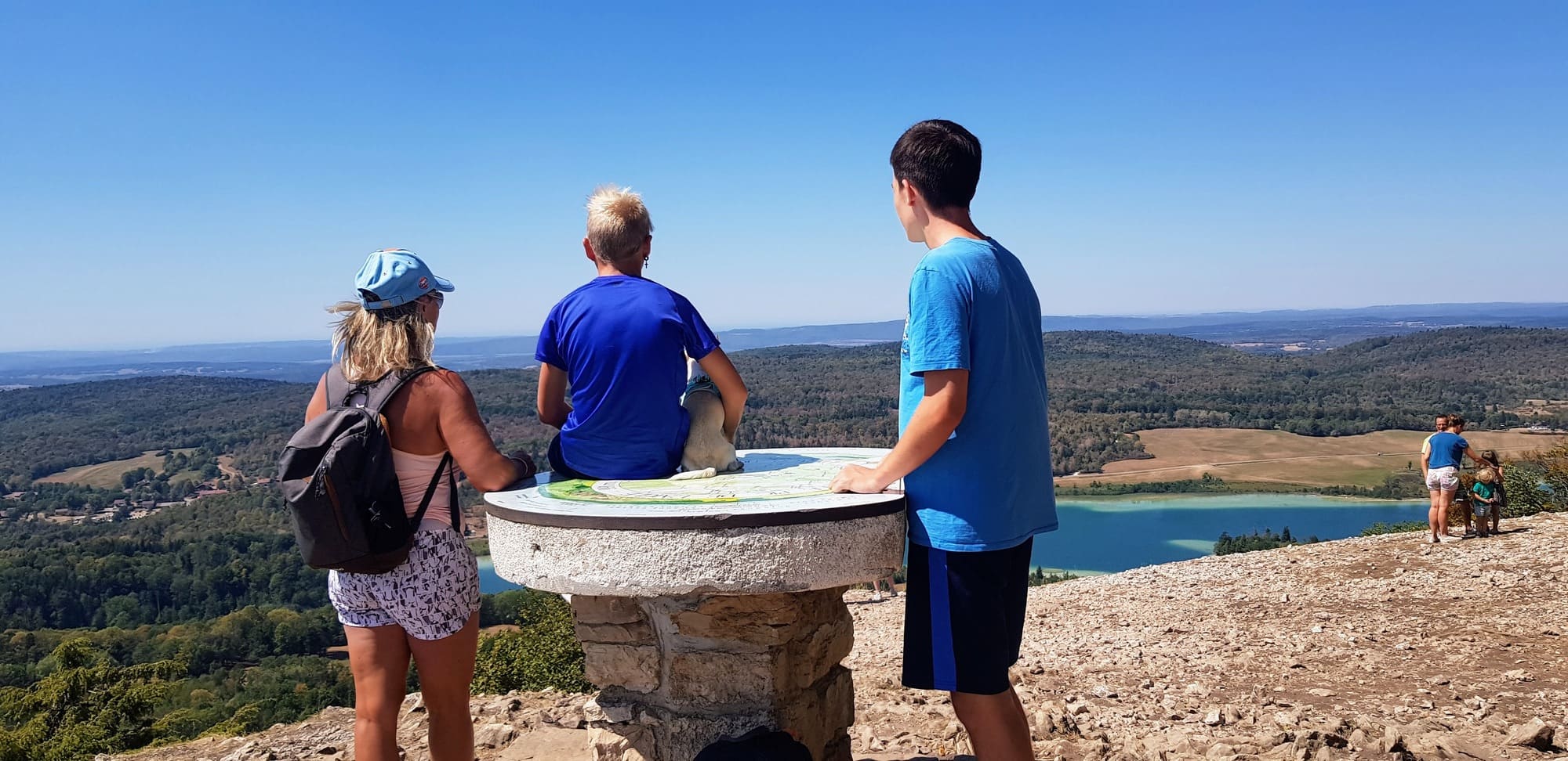 Famille admirant un panorama depuis un sommet, symbole de transparence et de confiance — valeurs fondamentales de Coco Swap