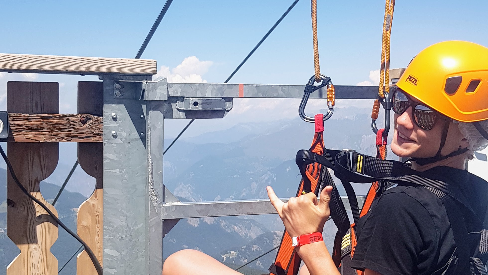 Marin, jeune Français portant un casque d’escalade — image d’aventure, de confiance et d’entraide qui a inspiré notre démarche solidaire