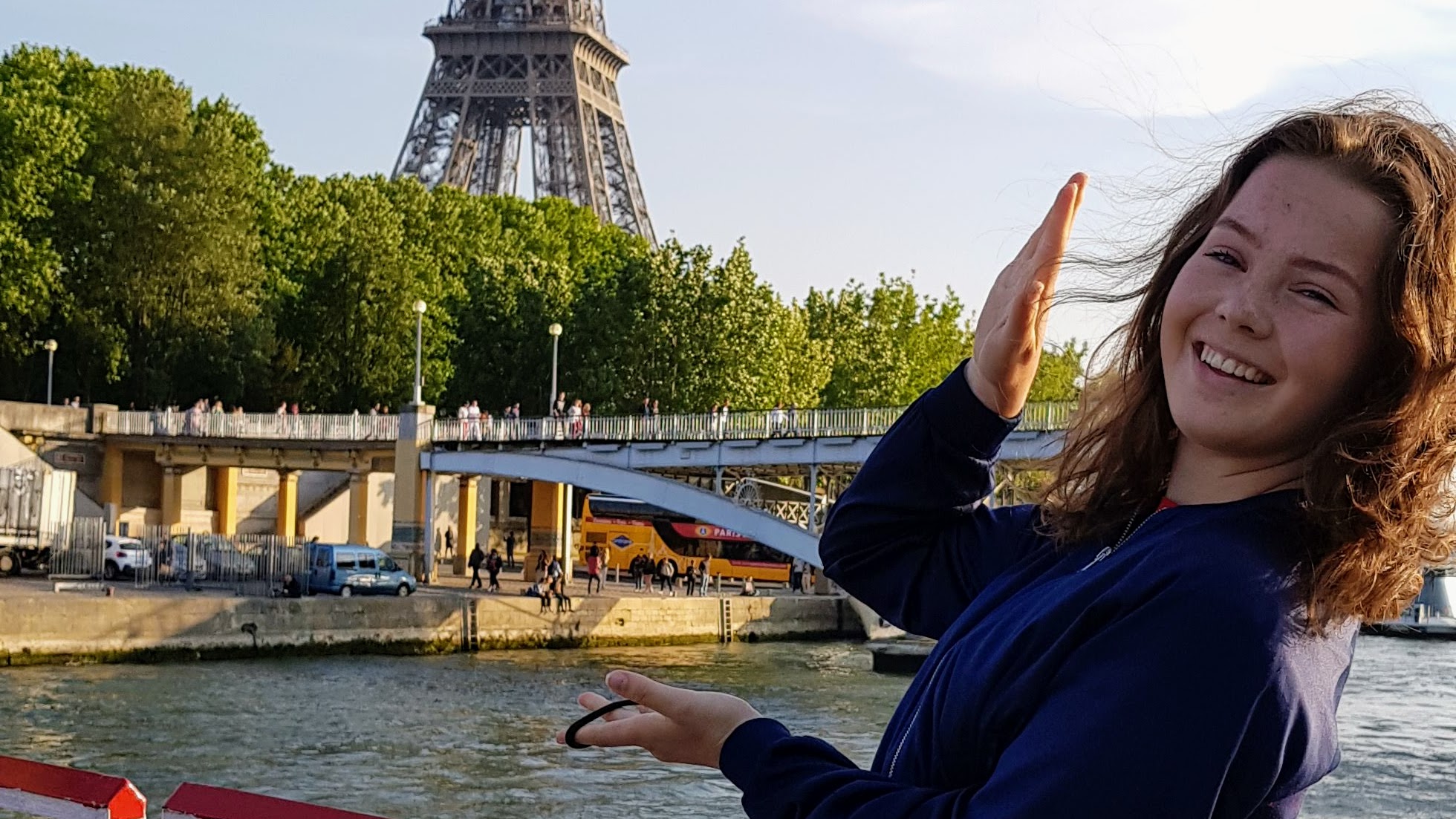 Ane, jeune Norvégienne accueillie en France, découvrant Paris et la Tour Eiffel — symbole de curiosité, de partage et d’ouverture culturelle